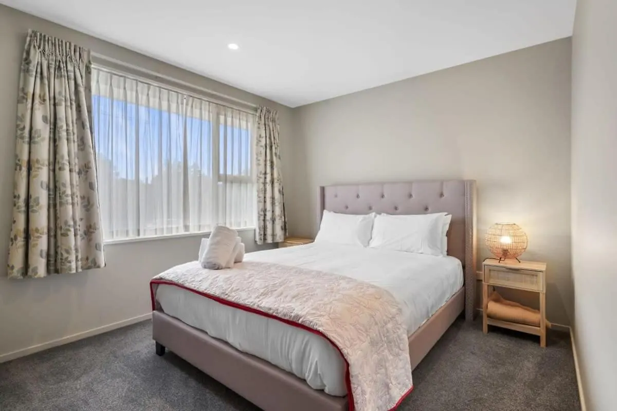 Modern 2-Bedroom Oasis Just Steps From The Beach Christchurch 0*,