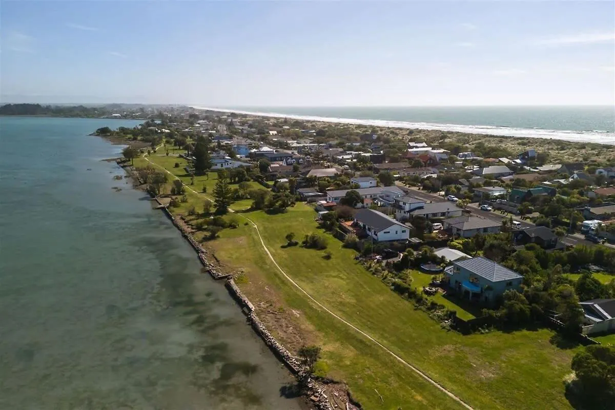 Modern 2-Bedroom Oasis Just Steps From The Beach Christchurch Nuova Zelanda