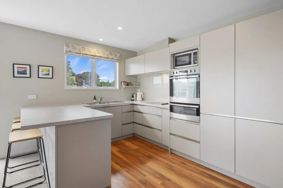Modern 2-Bedroom Oasis Just Steps From The Beach Christchurch Nuova Zelanda