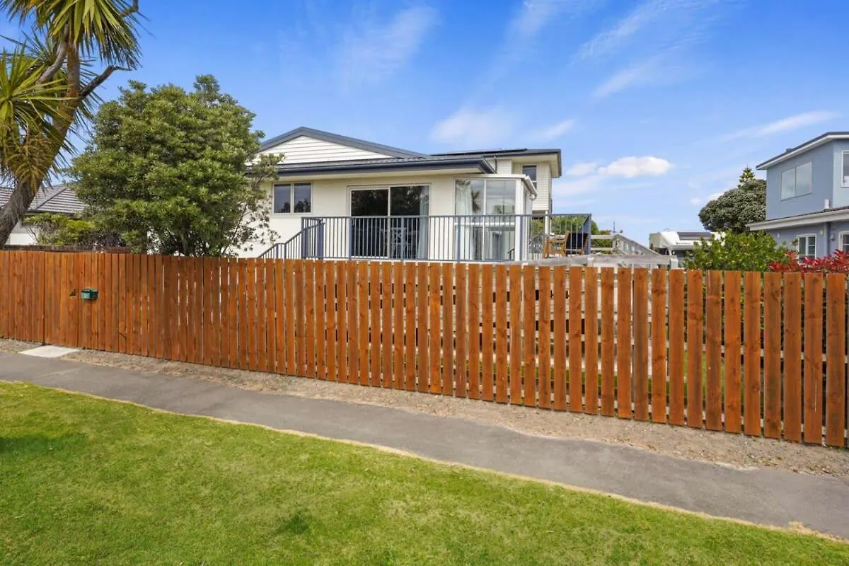 Modern 2-Bedroom Oasis Just Steps From The Beach Christchurch Casa vacanze