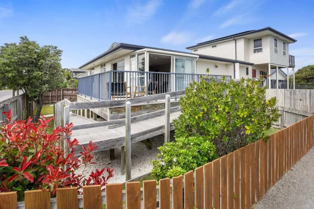 Contatti di Modern 2-Bedroom Oasis Just Steps From The Beach